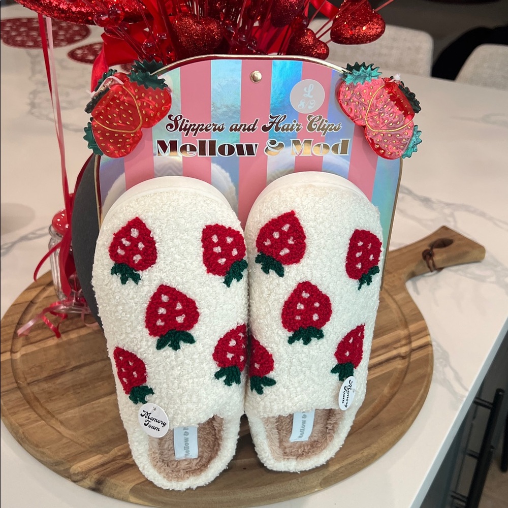 🍓🍓Slippers & Hair🍓Clips!! - Picture 2 of 12